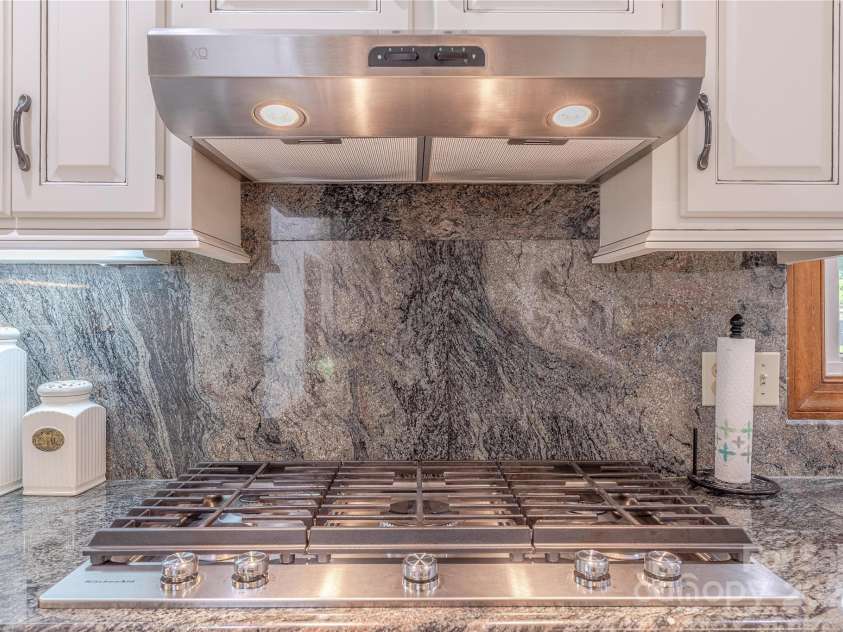 3100 Shady Grove Lane, Matthews, NC 28104.  MLS# CAR4278146, YatesRealty ID 25238. Oversize gas cooktop
