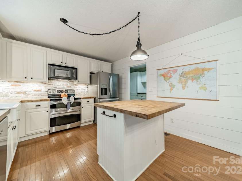 1594 High Ridge Drive, Stanley, NC 28164.  MLS# CAR4279439, YatesRealty ID 25239. Chef's Kitchen