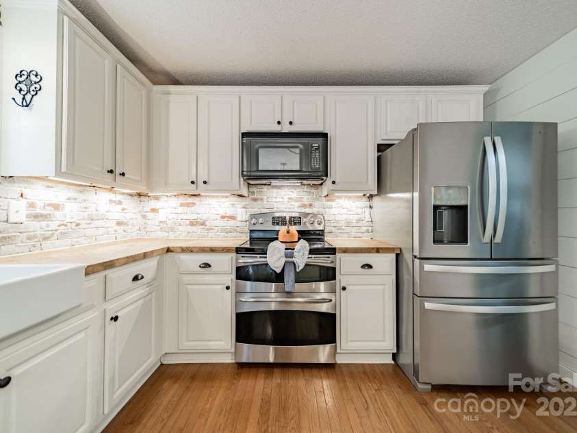 1594 High Ridge Drive, Stanley, NC 28164.  MLS# CAR4279439, YatesRealty ID 25239. Chef's Kitchen