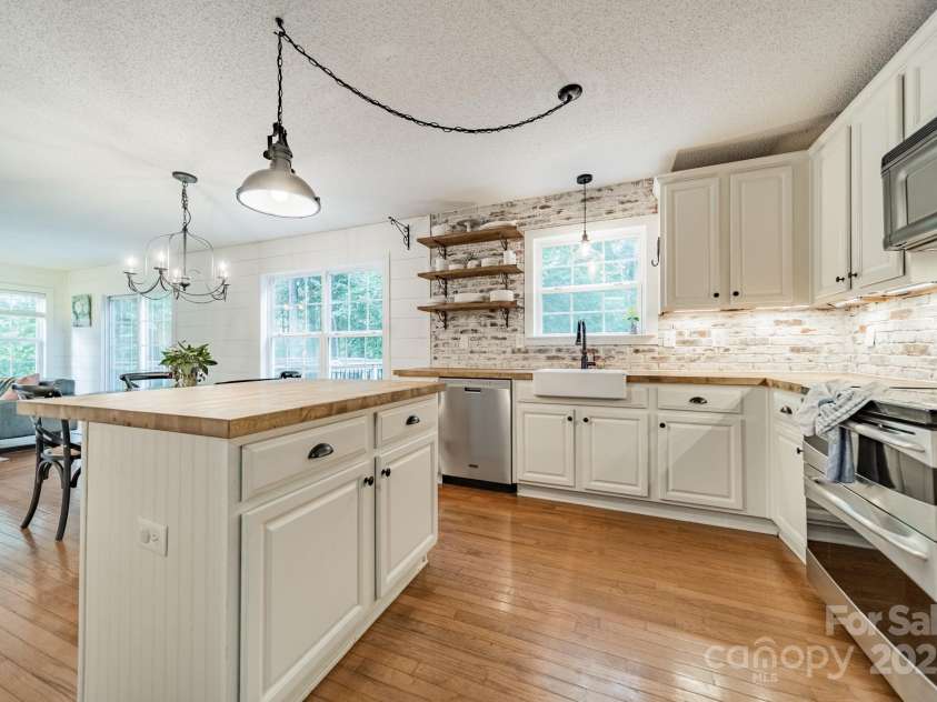 1594 High Ridge Drive, Stanley, NC 28164.  MLS# CAR4279439, YatesRealty ID 25239. Chef's Kitchen