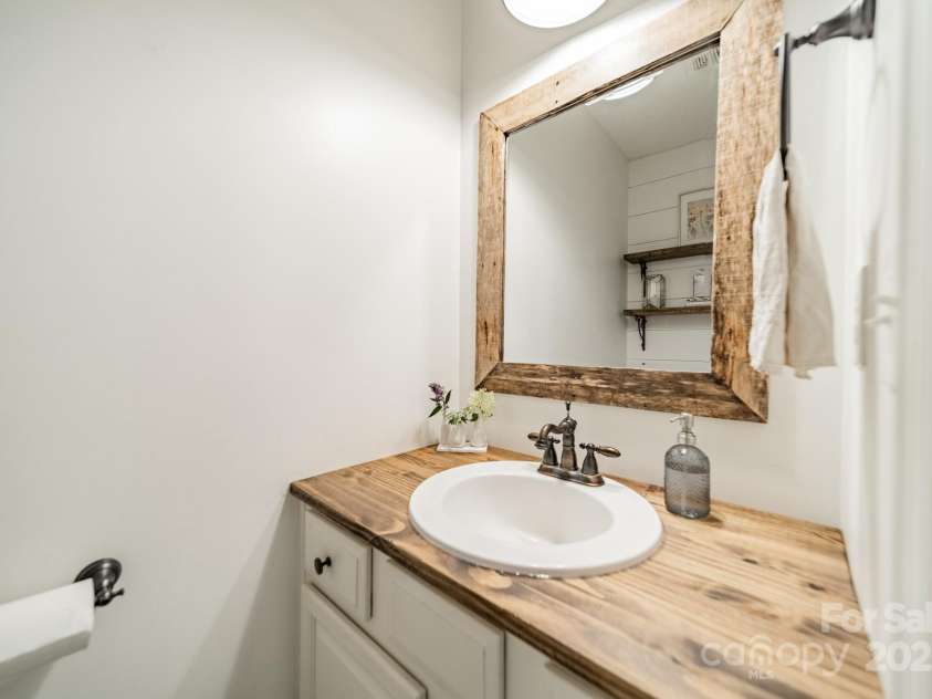 1594 High Ridge Drive, Stanley, NC 28164.  MLS# CAR4279439, YatesRealty ID 25239. Half Bathroom