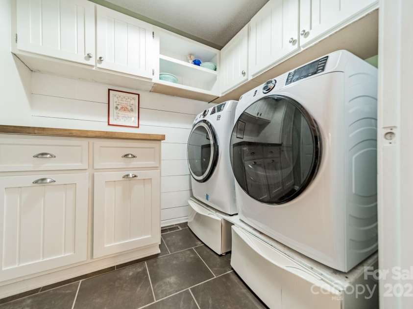 1594 High Ridge Drive, Stanley, NC 28164.  MLS# CAR4279439, YatesRealty ID 25239. Laundry