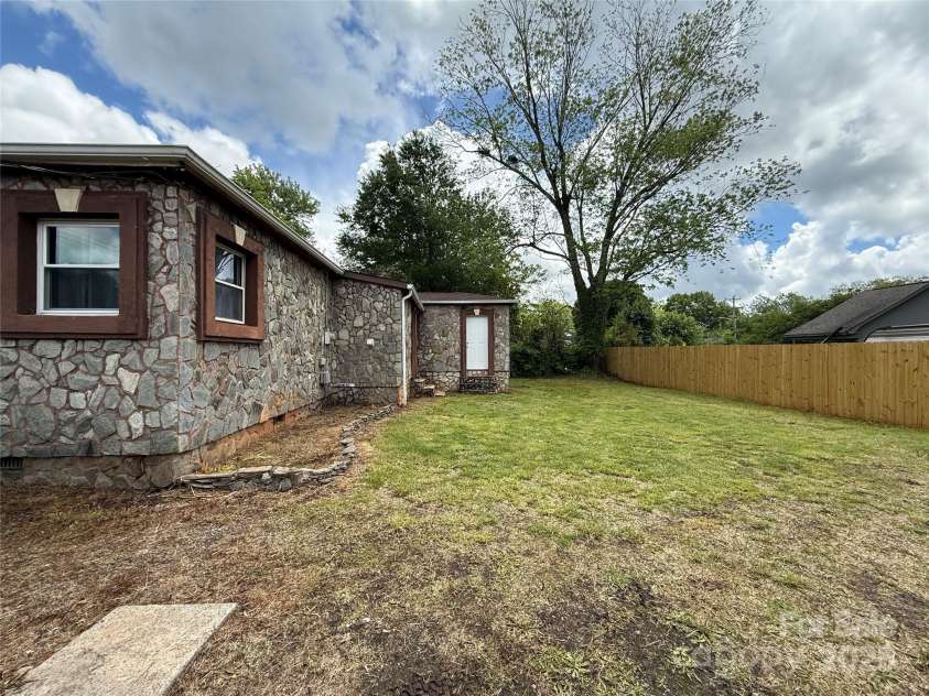 157 5th Avenue, Taylorsville, NC 28681.  MLS# CAR4258562, YatesRealty ID 25240. 