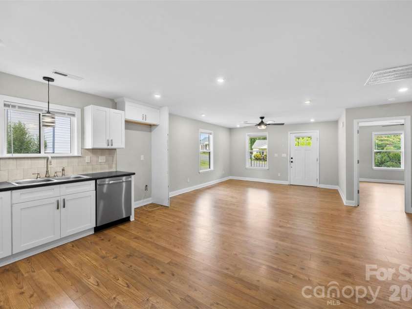 306 Parker Street, Kings Mountain, NC 28086.  MLS# CAR4386028, YatesRealty ID 25241. 