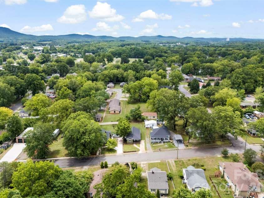306 Parker Street, Kings Mountain, NC 28086.  MLS# CAR4386028, YatesRealty ID 25241. 