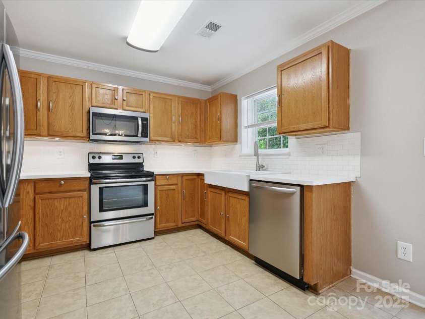 3830 Brookchase Lane, Charlotte, NC 28205.  MLS# CAR4274053, YatesRealty ID 25241. Kitchen