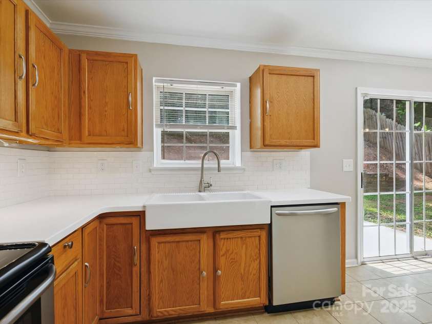 3830 Brookchase Lane, Charlotte, NC 28205.  MLS# CAR4274053, YatesRealty ID 25241. Kitchen