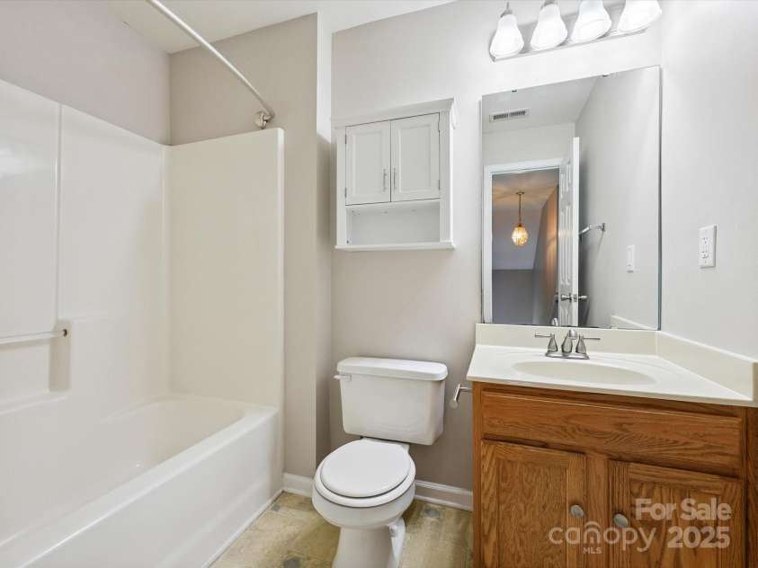 3830 Brookchase Lane, Charlotte, NC 28205.  MLS# CAR4274053, YatesRealty ID 25241. Upstairs full bathroom