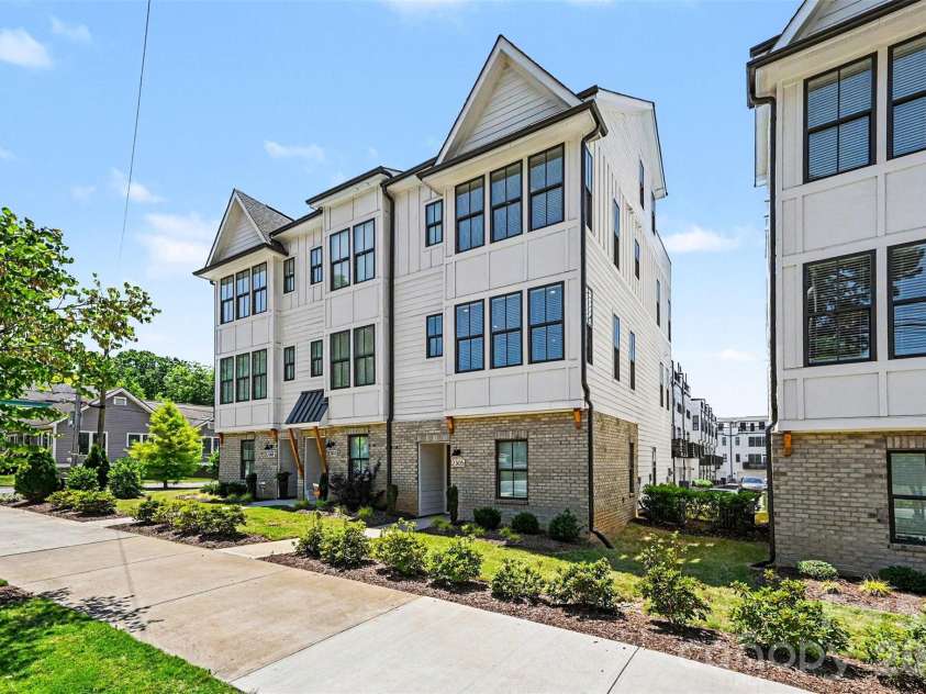 2305 Rozzelles Ferry Road, Charlotte, NC 28208.  MLS# CAR4376908, YatesRealty ID 25243. 