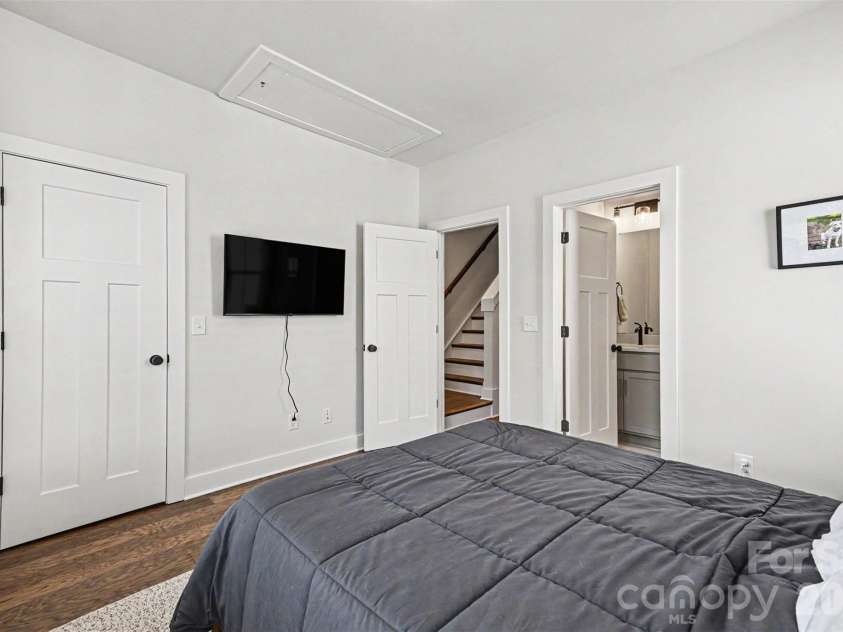 2305 Rozzelles Ferry Road, Charlotte, NC 28208.  MLS# CAR4376908, YatesRealty ID 25243. 