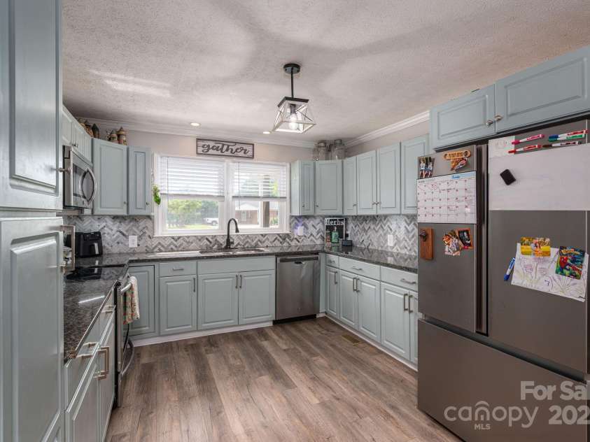2206 Whitworth Road, Cherryville, NC 28021.  MLS# CAR4267241, YatesRealty ID 25245. Kitchen with stainless steel appliances