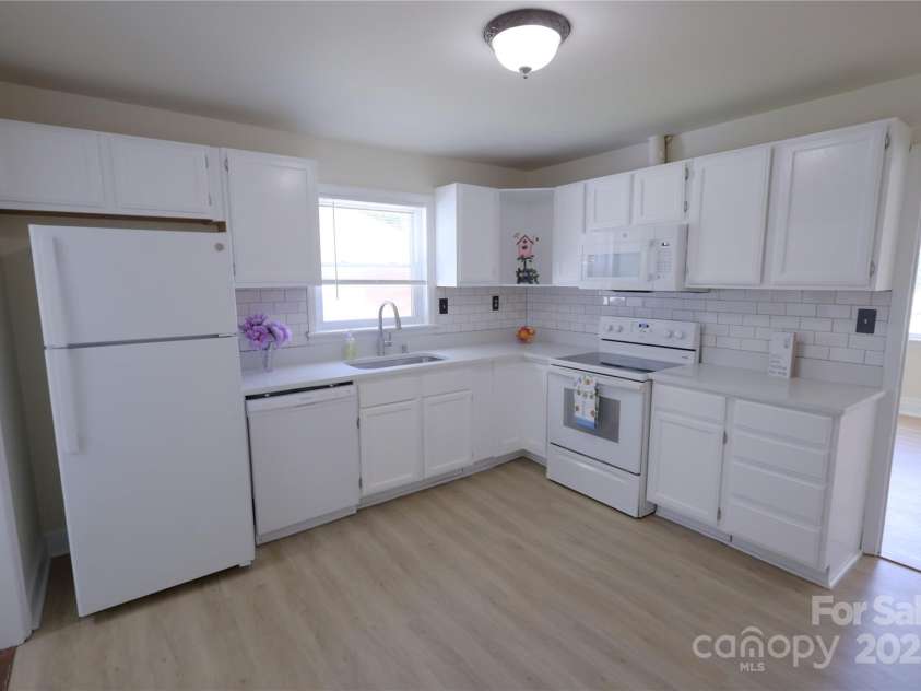 1926 Eastway Drive, Charlotte, NC 28205.  MLS# CAR4273034, YatesRealty ID 25247. 