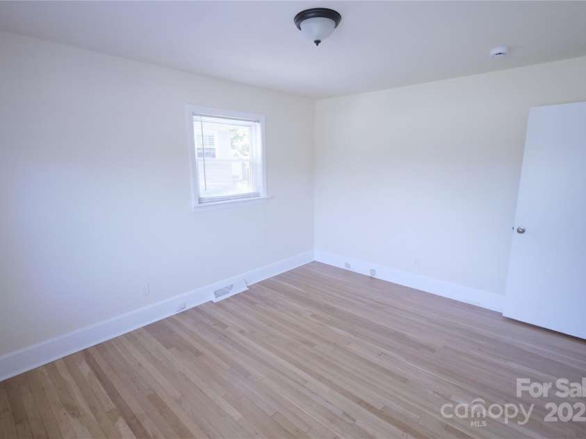 1926 Eastway Drive, Charlotte, NC 28205.  MLS# CAR4273034, YatesRealty ID 25247. 