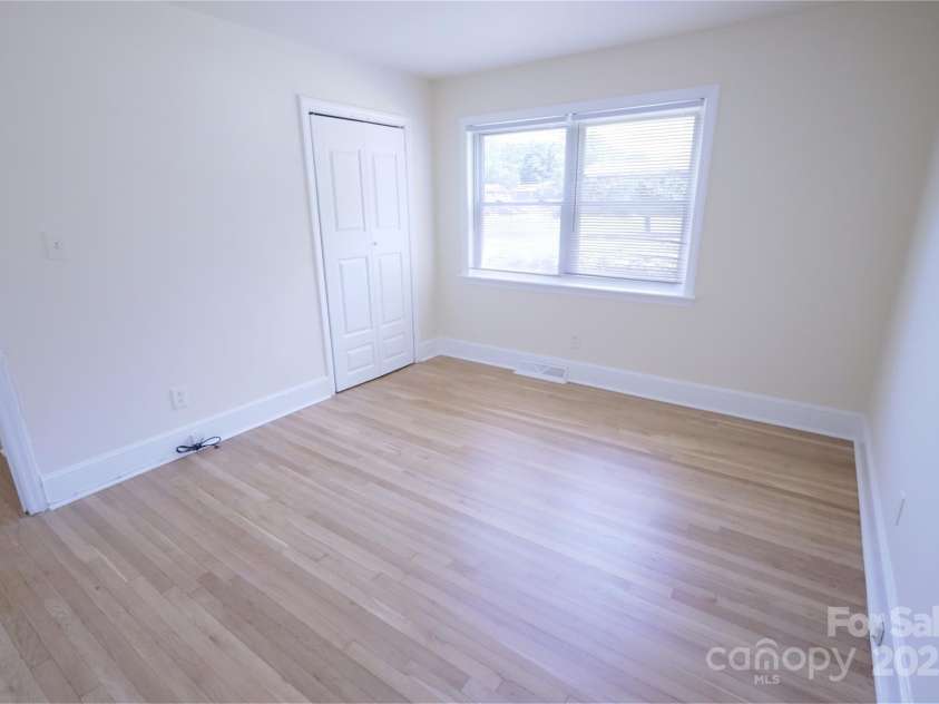 1926 Eastway Drive, Charlotte, NC 28205.  MLS# CAR4273034, YatesRealty ID 25247. 