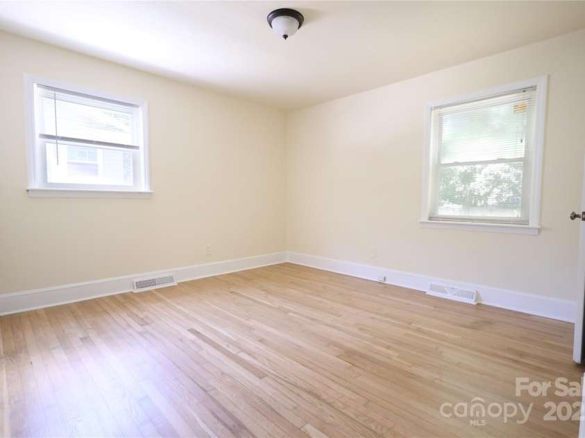 1926 Eastway Drive, Charlotte, NC 28205.  MLS# CAR4273034, YatesRealty ID 25247. 