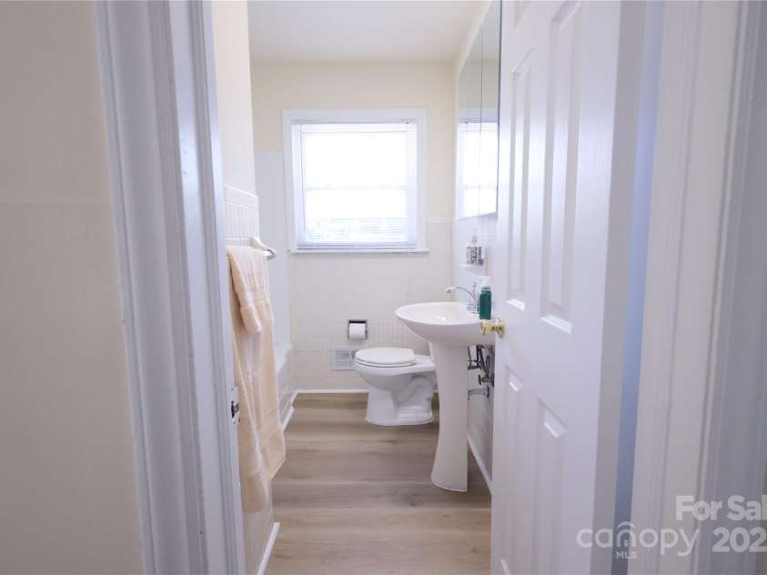 1926 Eastway Drive, Charlotte, NC 28205.  MLS# CAR4273034, YatesRealty ID 25247. 