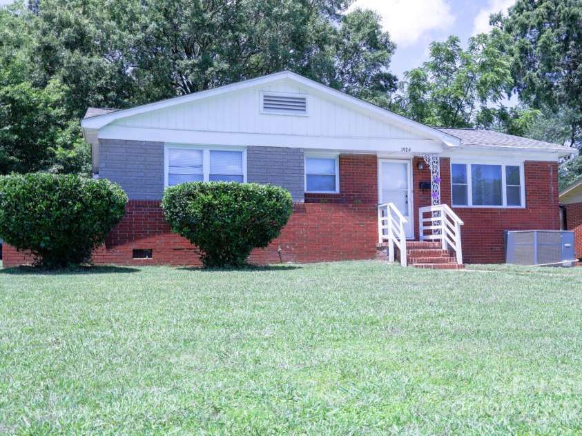 1926 Eastway Drive, Charlotte, NC 28205.  MLS# CAR4273034, YatesRealty ID 25247. 