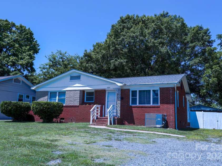 1926 Eastway Drive, Charlotte, NC 28205.  MLS# CAR4273034, YatesRealty ID 25247. 