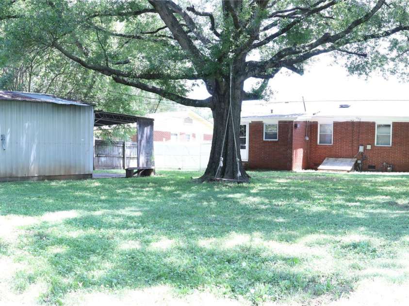 1926 Eastway Drive, Charlotte, NC 28205.  MLS# CAR4273034, YatesRealty ID 25247. Backyard