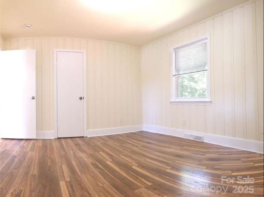 1926 Eastway Drive, Charlotte, NC 28205.  MLS# CAR4273034, YatesRealty ID 25247. BD 1
