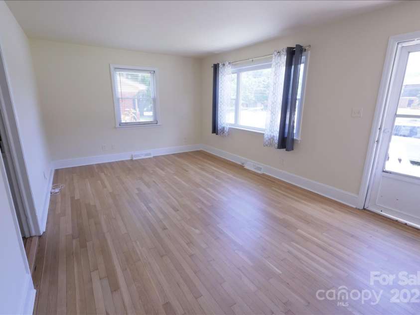 1926 Eastway Drive, Charlotte, NC 28205.  MLS# CAR4273034, YatesRealty ID 25247. Great Room