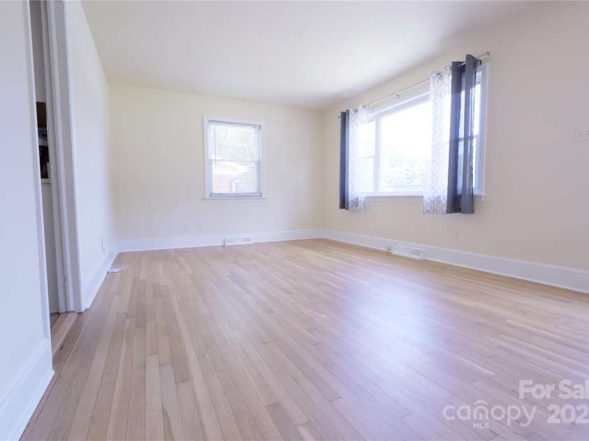 1926 Eastway Drive, Charlotte, NC 28205.  MLS# CAR4273034, YatesRealty ID 25247. Great Room