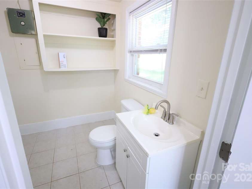 1926 Eastway Drive, Charlotte, NC 28205.  MLS# CAR4273034, YatesRealty ID 25247. Half BA