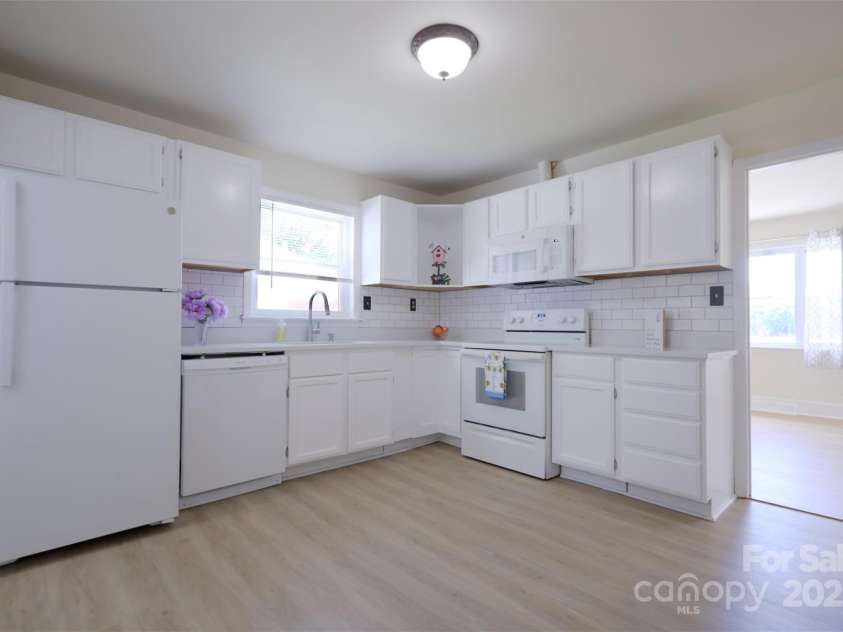 1926 Eastway Drive, Charlotte, NC 28205.  MLS# CAR4273034, YatesRealty ID 25247. Kitchen