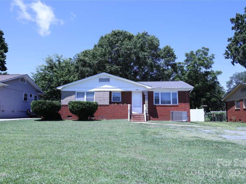 1926 Eastway Drive, Charlotte, NC 28205.  MLS# CAR4273034, YatesRealty ID 25247. Welcome to 1926 Eastway