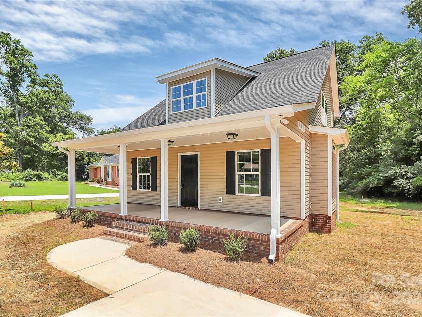 1323 Christopher Circle, Rock Hill, SC 29730.  MLS# CAR4211957, YatesRealty ID 25248. 