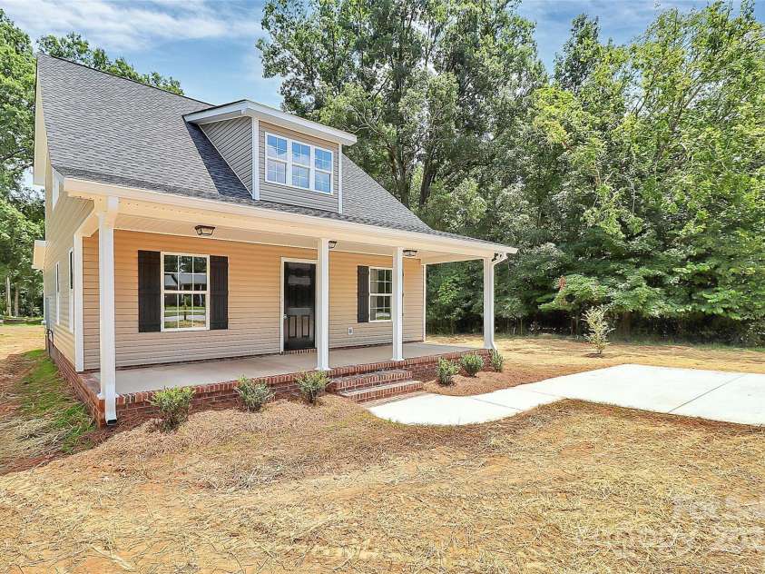 1323 Christopher Circle, Rock Hill, SC 29730.  MLS# CAR4211957, YatesRealty ID 25248. 