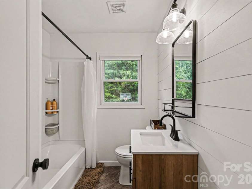 184 Canal Road, Belmont, NC 28012.  MLS# CAR4383380, YatesRealty ID 25250. Upstairs bathroom