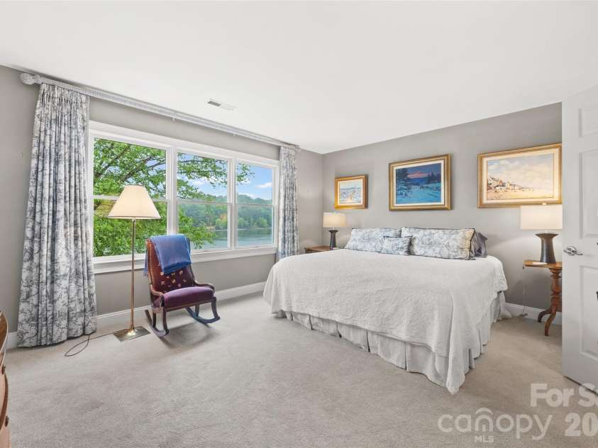 15901 Riverpointe Drive, Charlotte, NC 28278.  MLS# CAR4383846, YatesRealty ID 25252. 