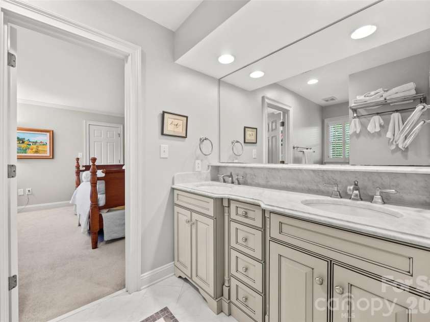 15901 Riverpointe Drive, Charlotte, NC 28278.  MLS# CAR4383846, YatesRealty ID 25252. 