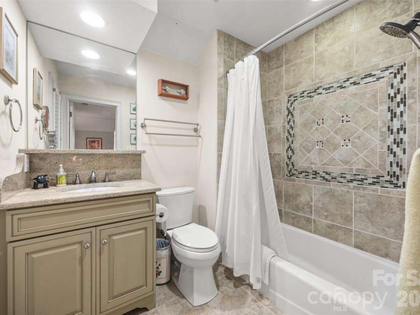 15901 Riverpointe Drive, Charlotte, NC 28278.  MLS# CAR4383846, YatesRealty ID 25252. 
