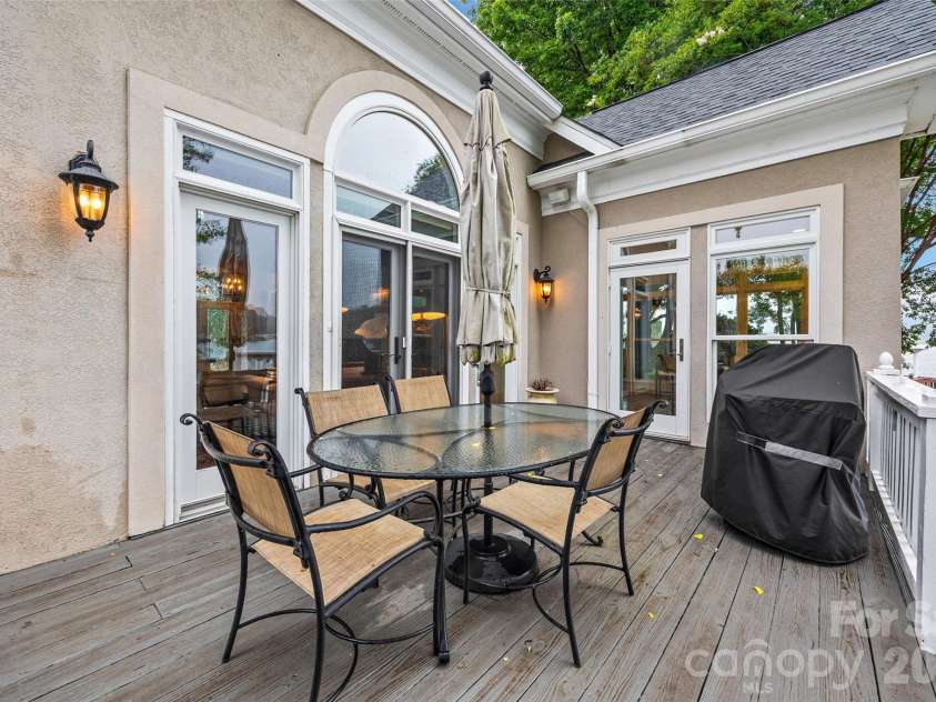 15901 Riverpointe Drive, Charlotte, NC 28278.  MLS# CAR4383846, YatesRealty ID 25252. 