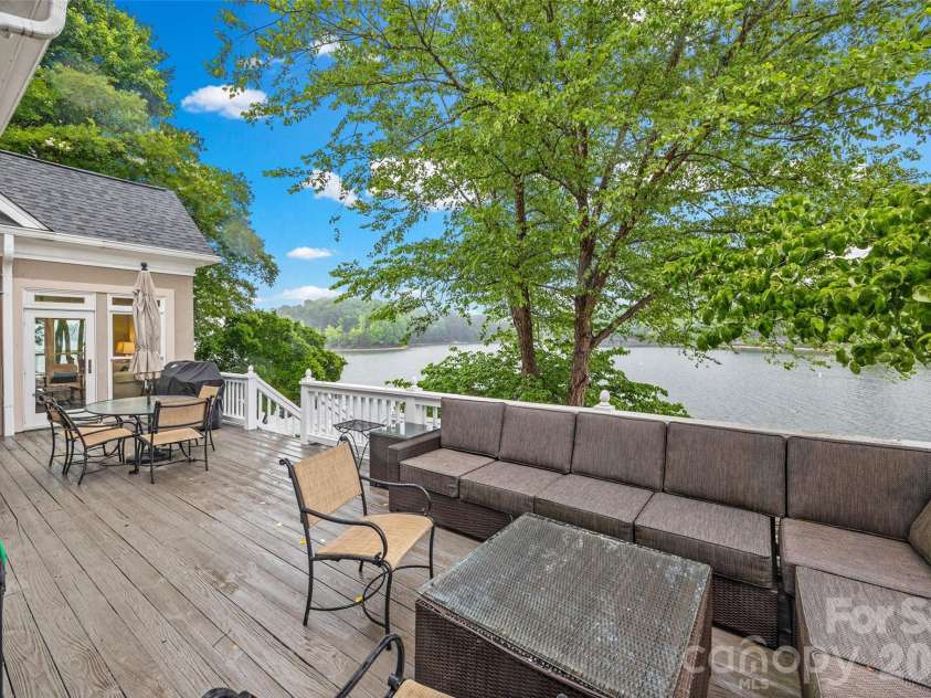 15901 Riverpointe Drive, Charlotte, NC 28278.  MLS# CAR4383846, YatesRealty ID 25252. 