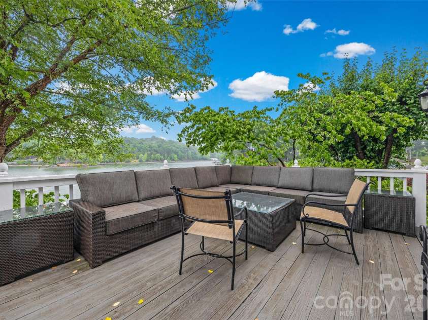 15901 Riverpointe Drive, Charlotte, NC 28278.  MLS# CAR4383846, YatesRealty ID 25252. 