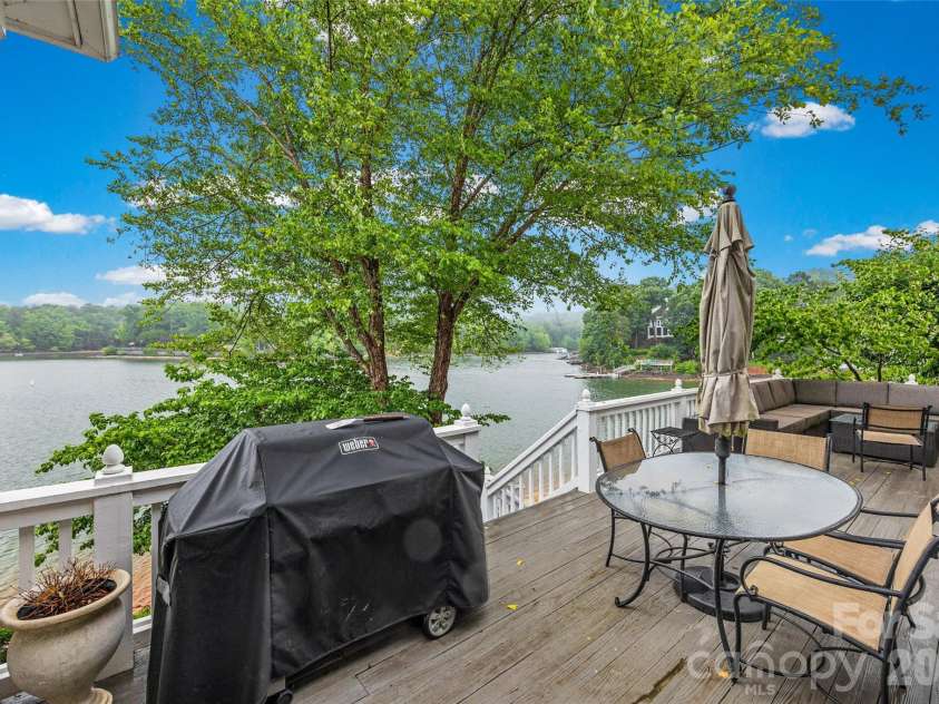 15901 Riverpointe Drive, Charlotte, NC 28278.  MLS# CAR4383846, YatesRealty ID 25252. 