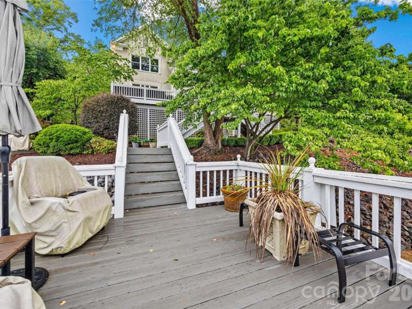 15901 Riverpointe Drive, Charlotte, NC 28278.  MLS# CAR4383846, YatesRealty ID 25252. 
