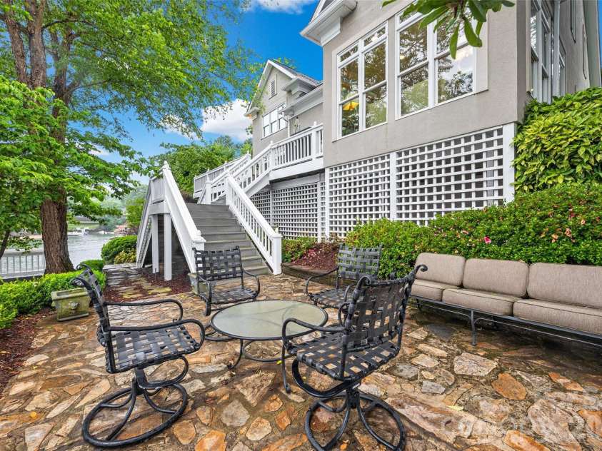 15901 Riverpointe Drive, Charlotte, NC 28278.  MLS# CAR4383846, YatesRealty ID 25252. 