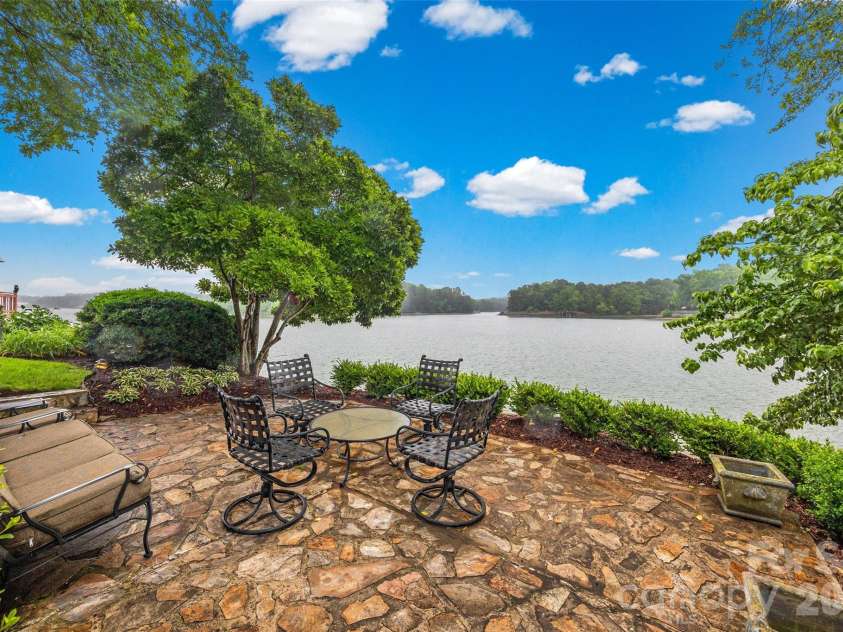 15901 Riverpointe Drive, Charlotte, NC 28278.  MLS# CAR4383846, YatesRealty ID 25252. 