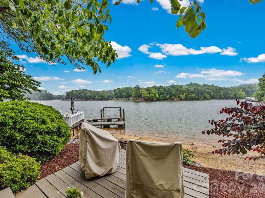 15901 Riverpointe Drive, Charlotte, NC 28278.  MLS# CAR4383846, YatesRealty ID 25252. 