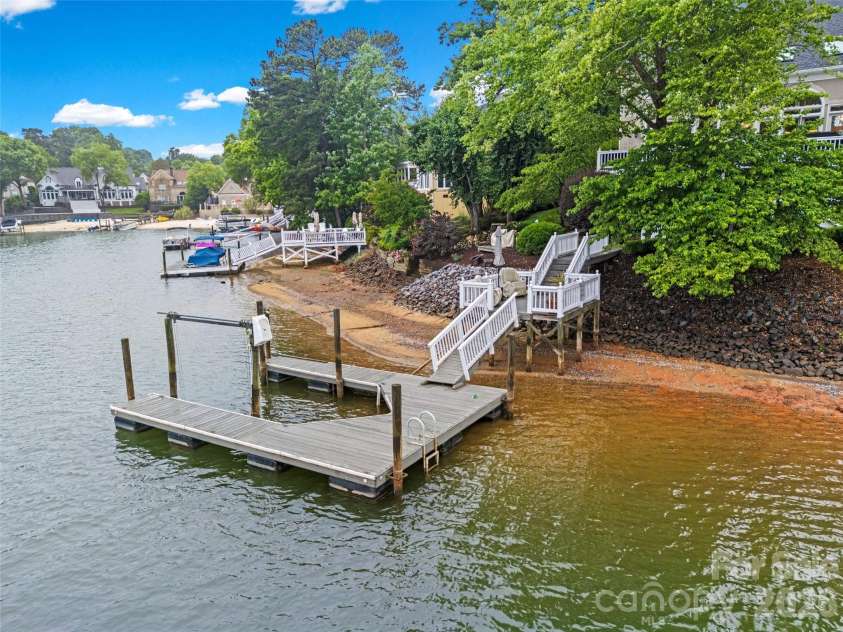 15901 Riverpointe Drive, Charlotte, NC 28278.  MLS# CAR4383846, YatesRealty ID 25252. 