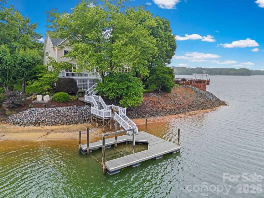 15901 Riverpointe Drive, Charlotte, NC 28278.  MLS# CAR4383846, YatesRealty ID 25252. 