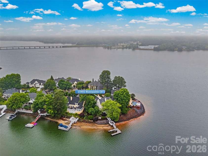 15901 Riverpointe Drive, Charlotte, NC 28278.  MLS# CAR4383846, YatesRealty ID 25252. 