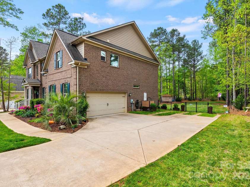 3095 Foggy Hollow Lane, Clover, SC 29710.  MLS# CAR4243248, YatesRealty ID 25252. Spacious driveway for plenty of parking