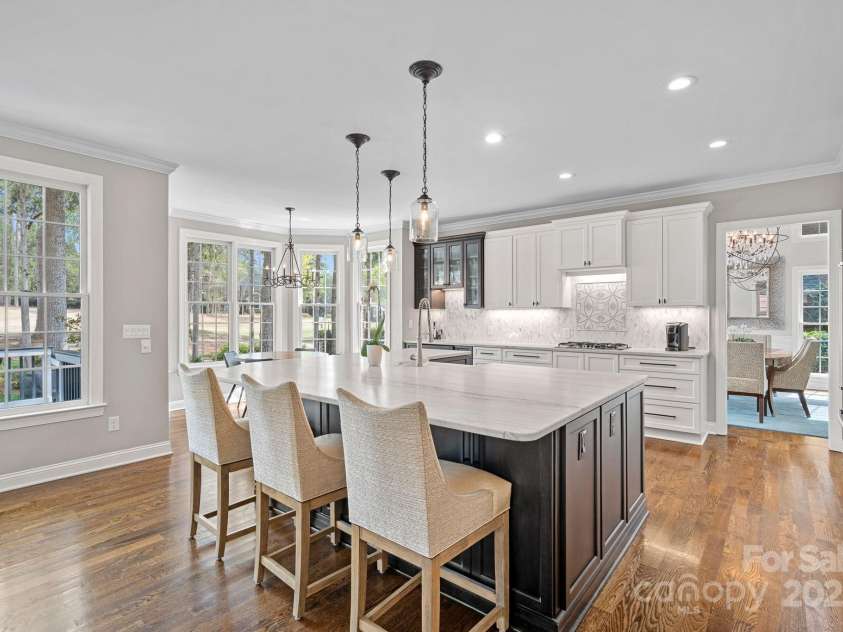 18418 Turnberry Court, Davidson, NC 28036.  MLS# CAR4244306, YatesRealty ID 25253. Bright Kitchne