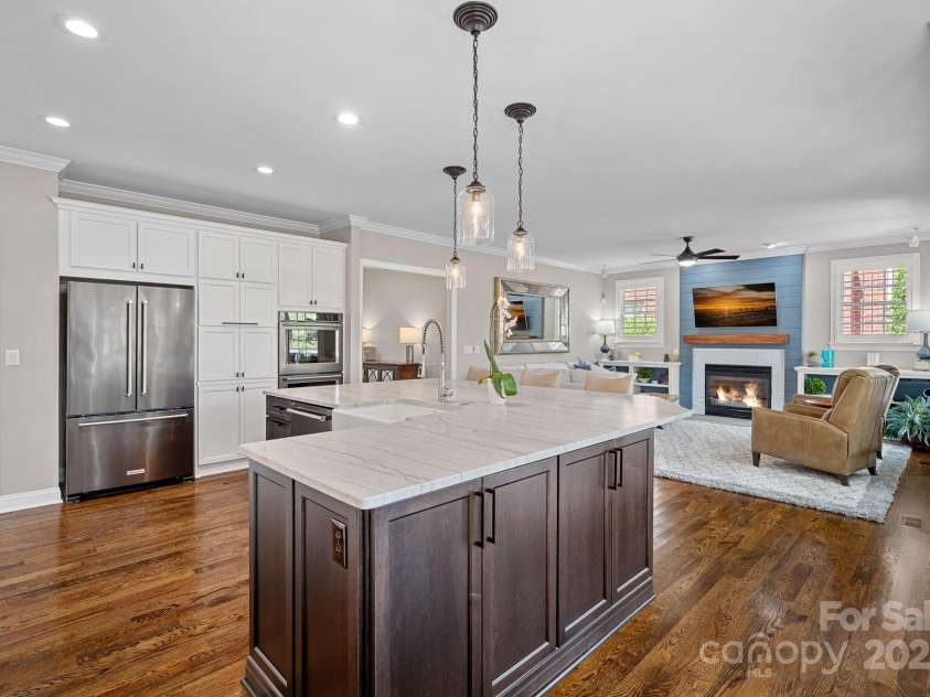 18418 Turnberry Court, Davidson, NC 28036.  MLS# CAR4244306, YatesRealty ID 25253. Kitchen Island