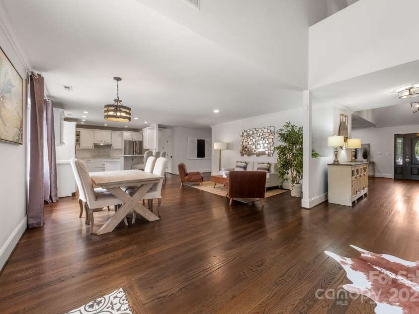 1121 Wendover Road, Charlotte, NC 28211.  MLS# CAR4310550, YatesRealty ID 25257. 